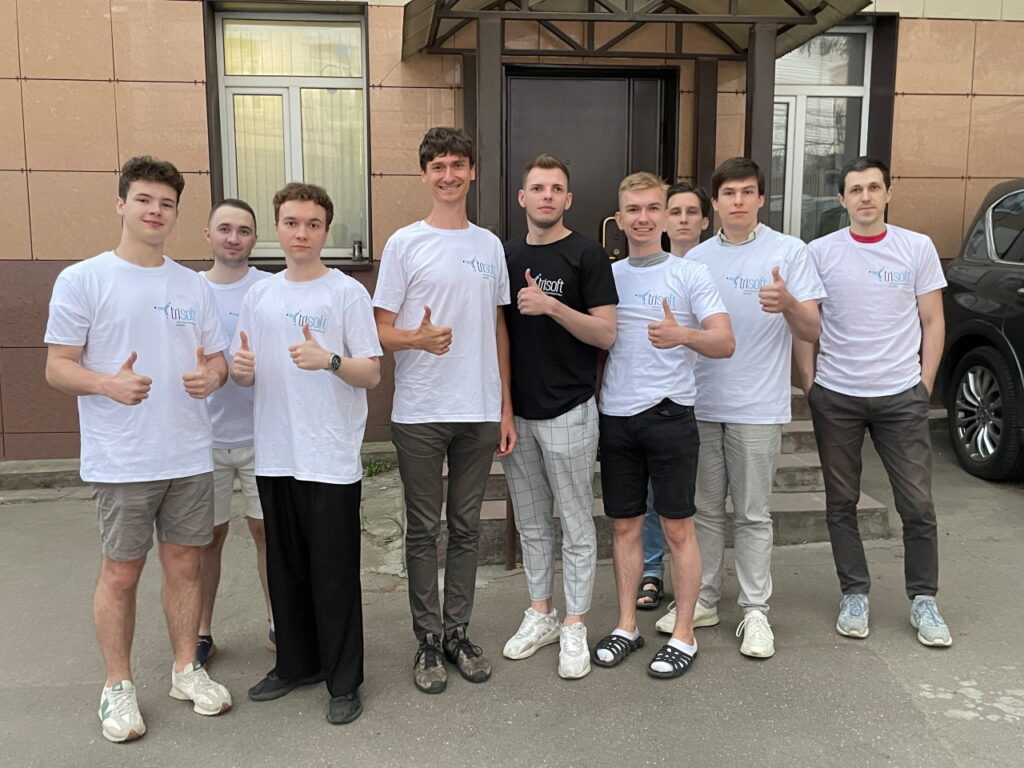 Окончание стажировки 1С в Трисофт, команда стажёров получила презенты