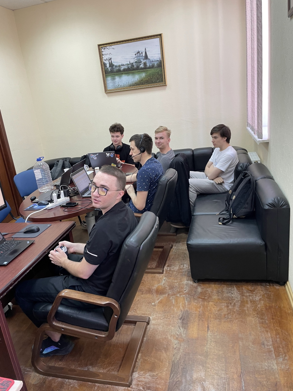 Команда стажёров Трисофт работают над проектом
