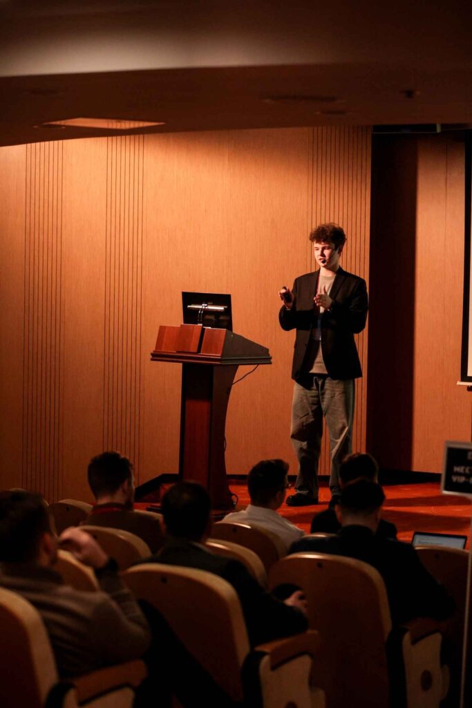 Разработчик Михаил Феськов на Инфостарт 2025 от Трисофт